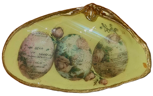 Shell Art - Surf Clam Ring or Soap 🧼 Dish - Vintage Eggs 🥚 on Pastel Yellow 💛
