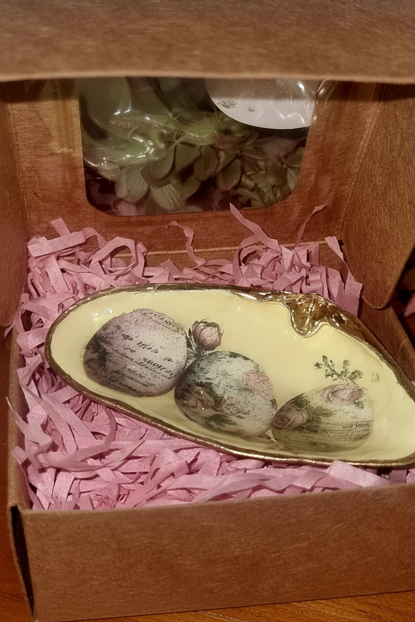 Shell Art - Surf Clam Ring or Soap 🧼 Dish - Vintage Eggs 🥚 on Pastel Yellow 💛