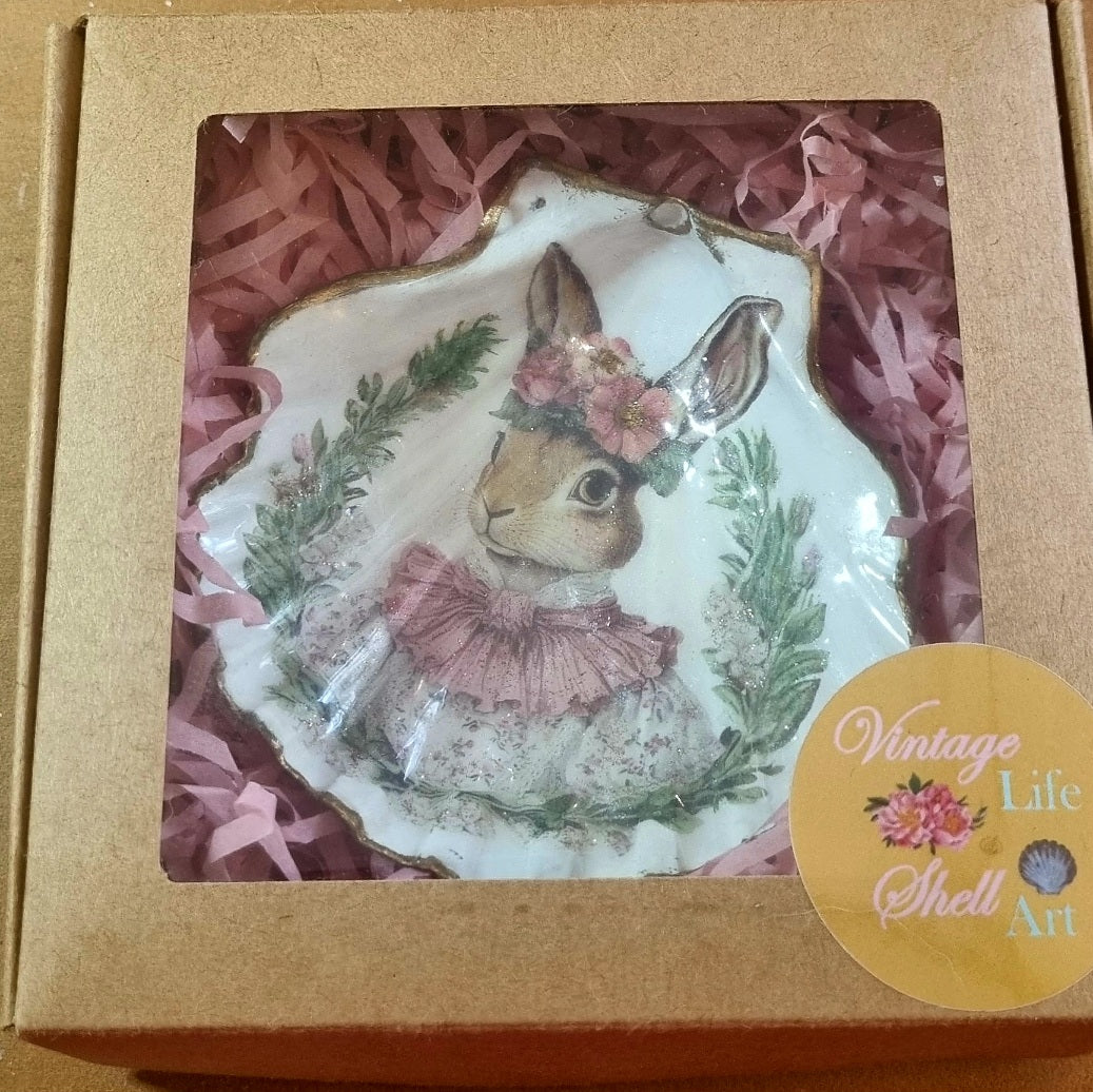 Shell Art - NZ Scallop - Woodland Whimsy Miss Rabbit 🐇 Trinket/Display Dish (with Golden Stag Antler stand)