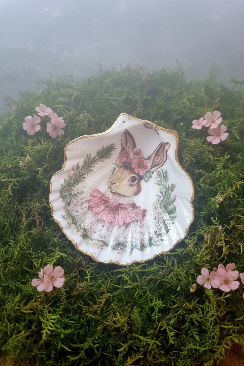 Shell Art - NZ Scallop - Woodland Whimsy Miss Rabbit 🐇 Trinket/Display Dish (with Golden Stag Antler stand)