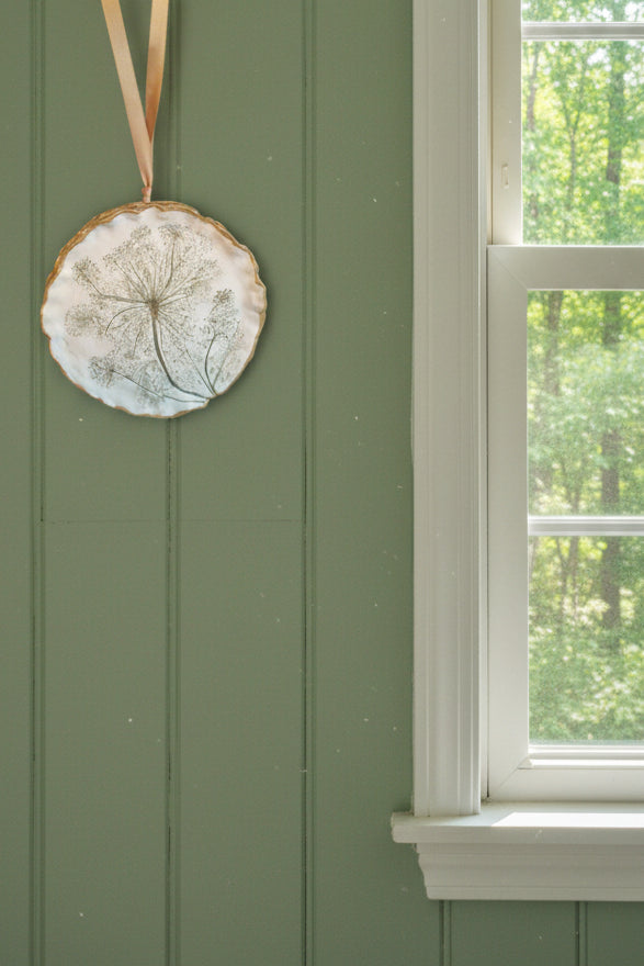 White Clay - Hanging Fluted Edge Decorative Plate 👸 (Queen Anne's Lace)
