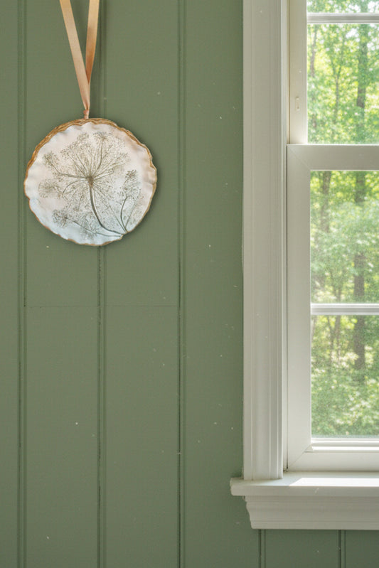 White Clay - Hanging Fluted Edge Decorative Plate 👸 (Queen Anne's Lace)